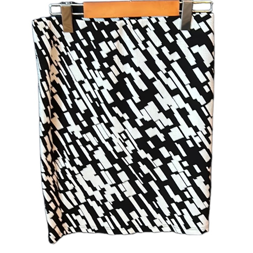 STUDIO black/white skirt size small